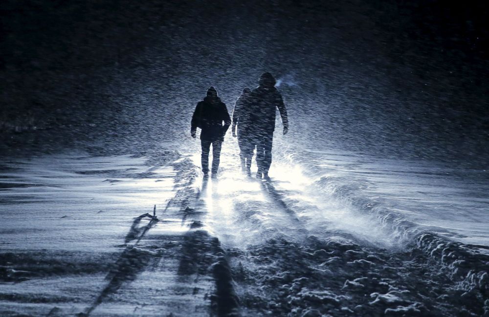 به‌ وێنه‌.. رووسه‌كان له‌ ئاوى به‌سته‌ڵه‌كدا مه‌له‌ ده‌كه‌ن